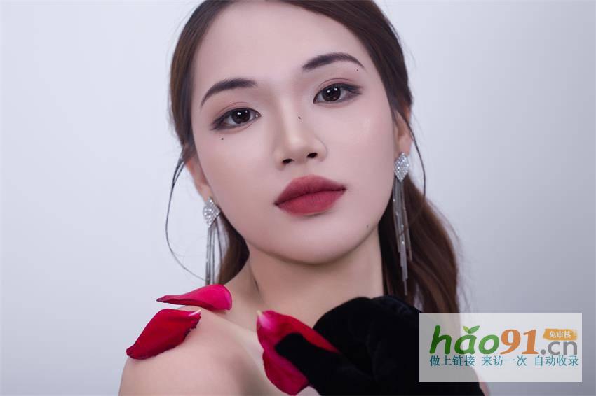 练文怡：天秤座的优雅之光，时尚模特界的灵动精灵