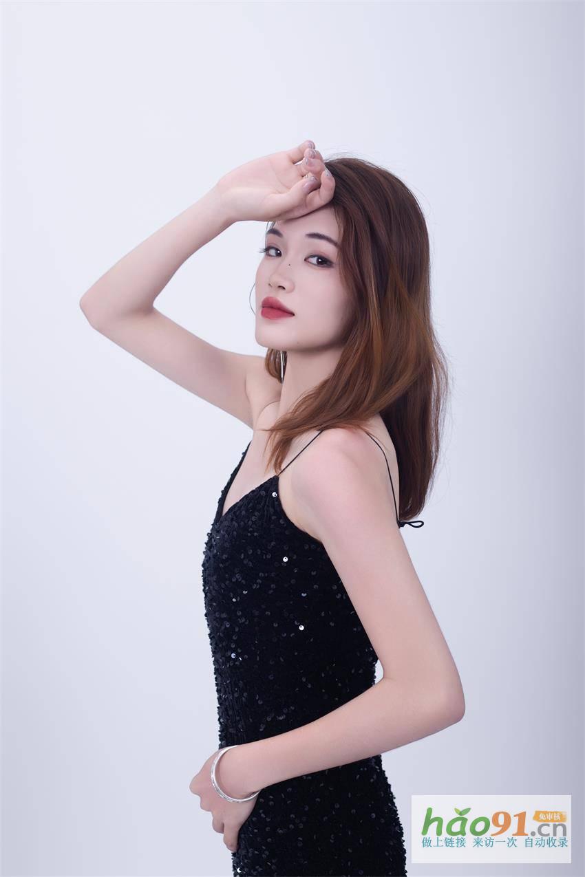 练文怡：天秤座的优雅之光，时尚模特界的灵动精灵