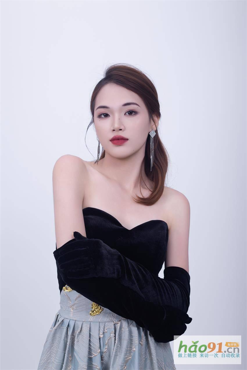 练文怡：天秤座的优雅之光，时尚模特界的灵动精灵