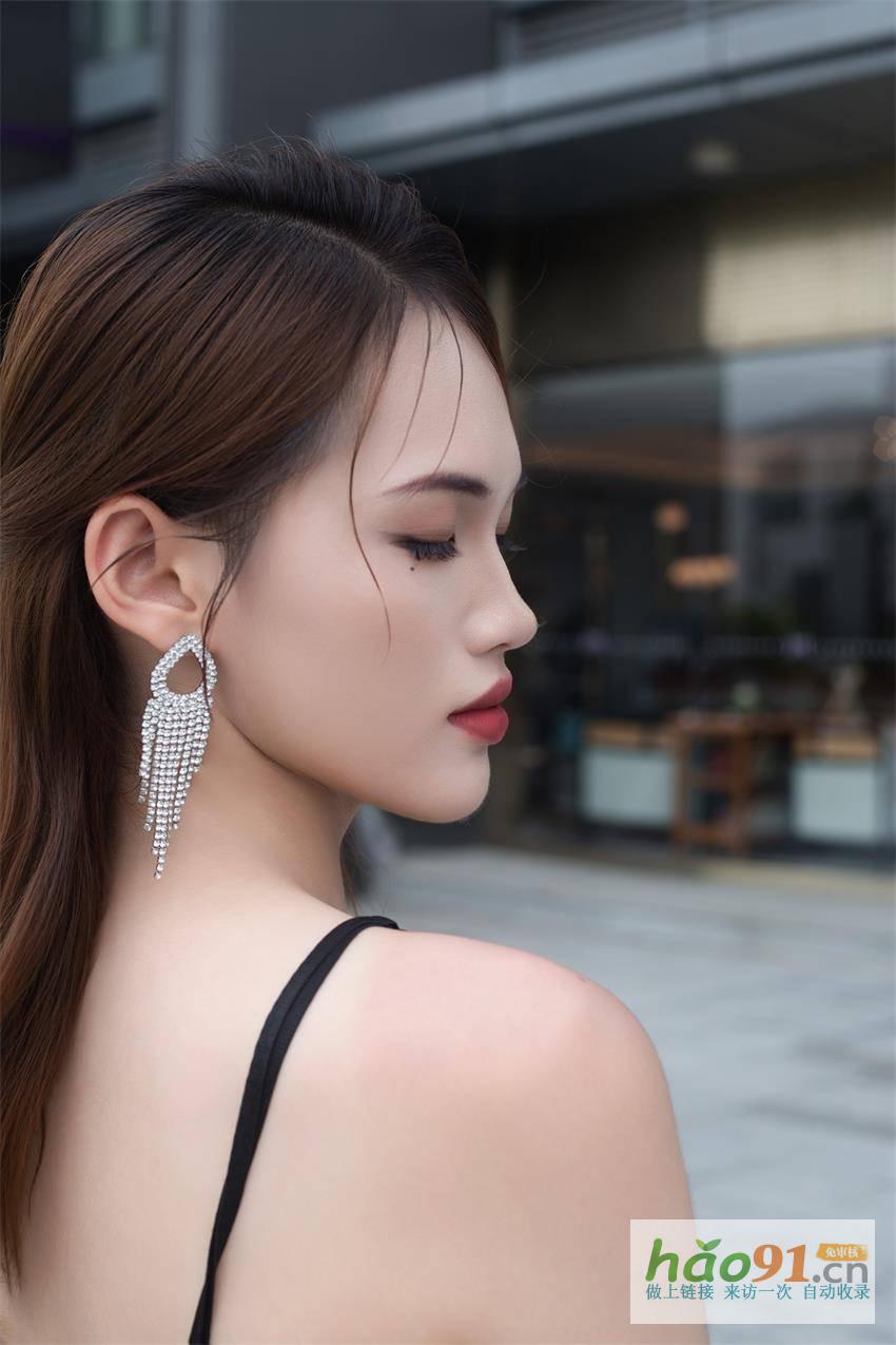 练文怡：天秤座的优雅之光，时尚模特界的灵动精灵