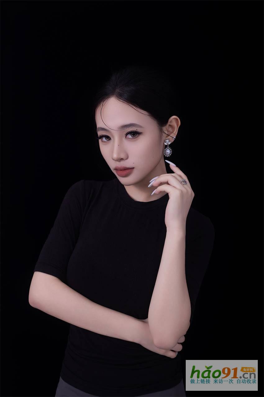 郑紫玲：双子座的灵动魅力，时尚界的活力模特新星