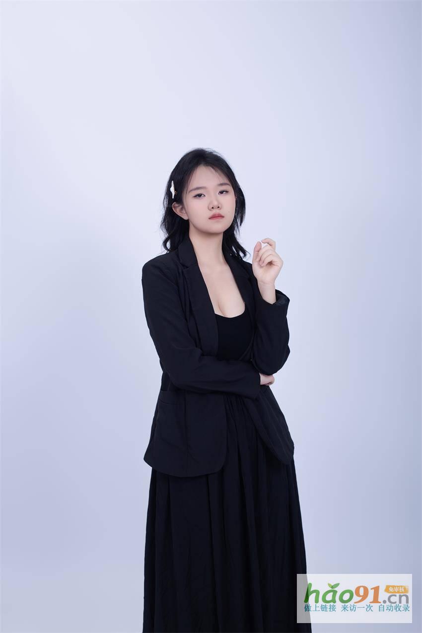 模特——翊苹：以光为笔，绘就时尚诗篇的灵动缪斯