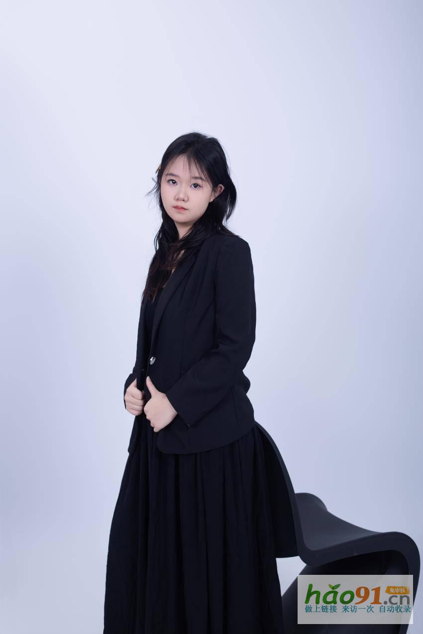 模特——翊苹：以光为笔，绘就时尚诗篇的灵动缪斯