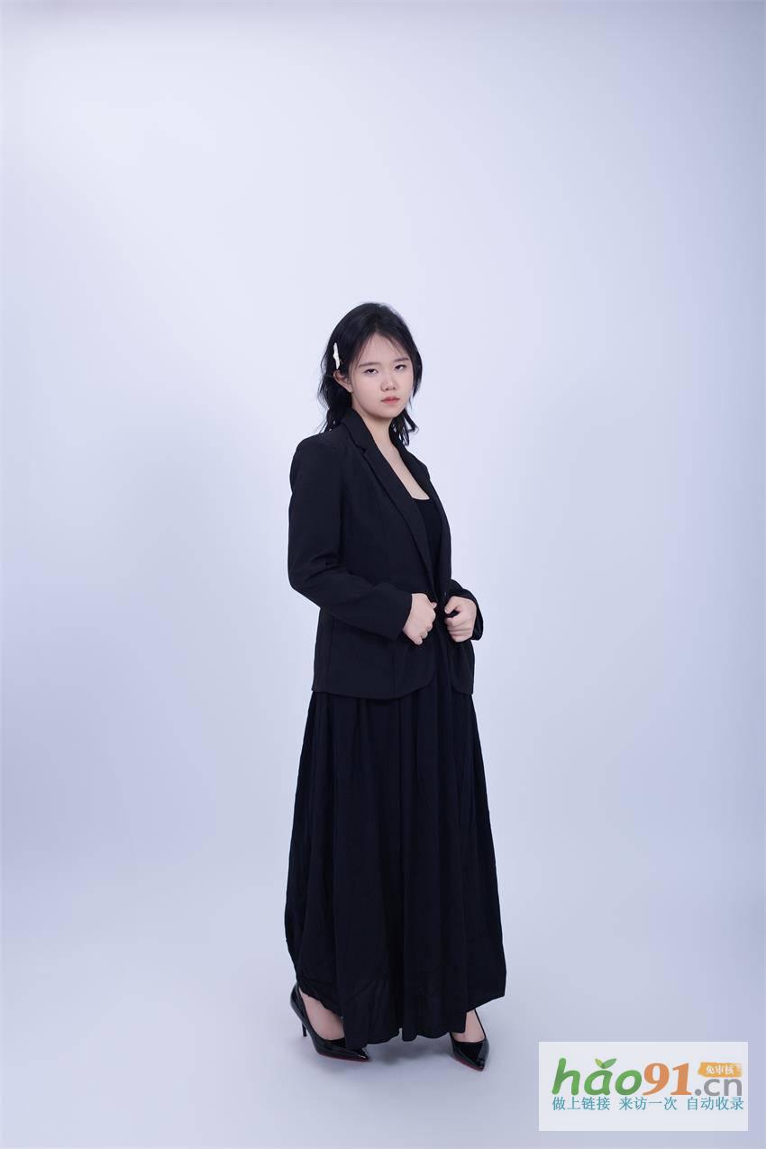模特——翊苹：以光为笔，绘就时尚诗篇的灵动缪斯