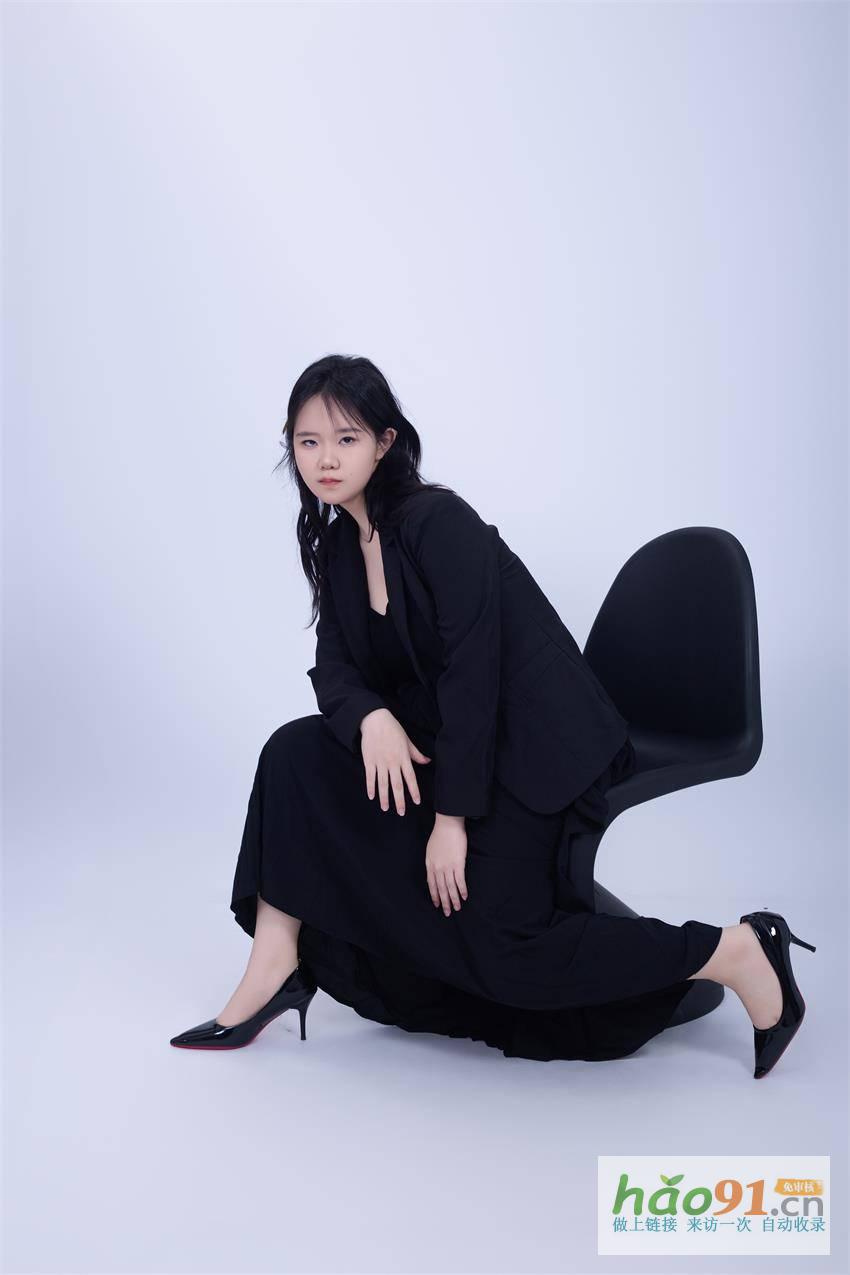 模特——翊苹：以光为笔，绘就时尚诗篇的灵动缪斯