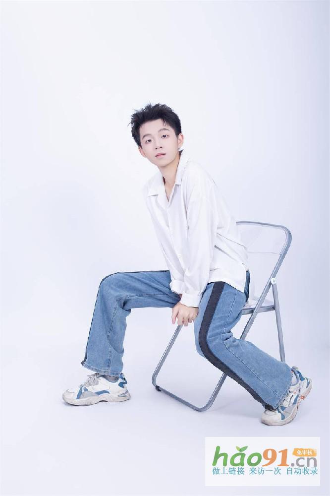 模特黄泽鑫：阳光下的翩翩公子，闪耀的时尚新星