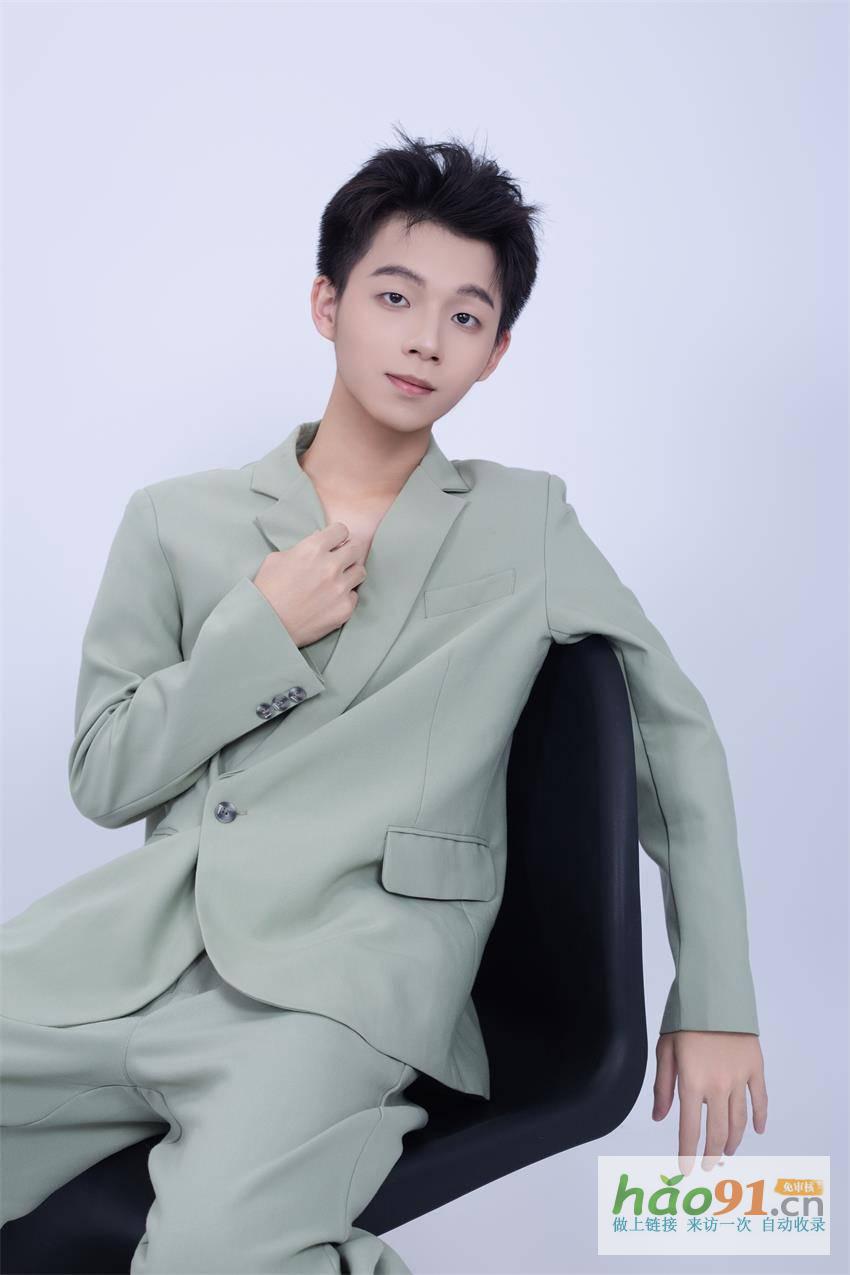 模特黄泽鑫：阳光下的翩翩公子，闪耀的时尚新星