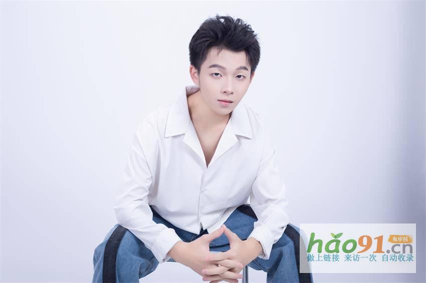 模特黄泽鑫：阳光下的翩翩公子，闪耀的时尚新星