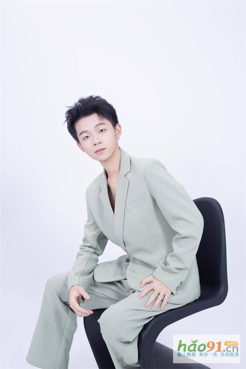 模特黄泽鑫：阳光下的翩翩公子，闪耀的时尚新星