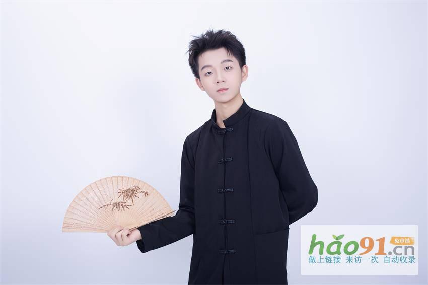 模特黄泽鑫：阳光下的翩翩公子，闪耀的时尚新星